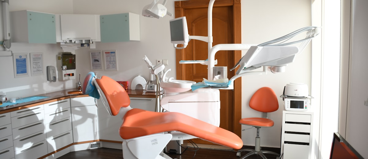 Sillón dental en clínica moderna de turismo médico en Europa
